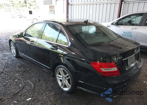 2014 Mercedes-Benz C 250 Sport z USA, uszkodzony, nr VIN WDDGF4HB7EG216619